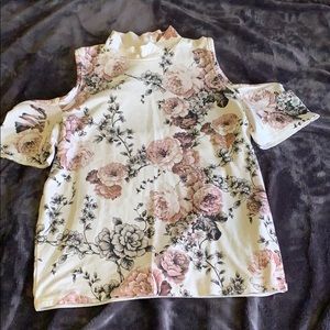 Floral top w exposed shoulders